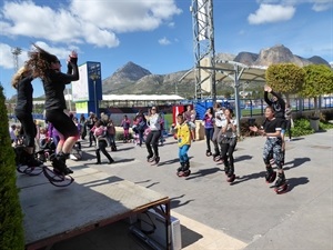 Esta novedosa disciplina se realiza con jumpers, calzado de rebote o salto