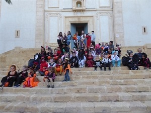 Todos los participantes en esta fiesta se han hecho una foto en la escalinata de la iglesia