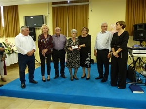 Pedro Lloret, teniente de alcalde y Beatriz Pérez Hickman entregaron a Josefa Talavera una placa conmemorativa por su aniversario