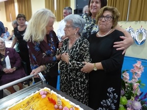 Beatriz Pérez Hickman junto a Josefa y su hija Maria Isabel antes de soplar las velas