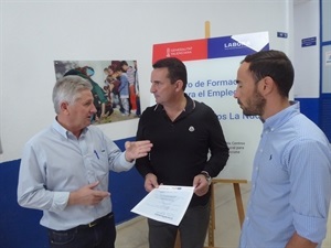 Serafín López, concejal de Empleo, conversando con Bernabé Cano y Antonio Piñera.