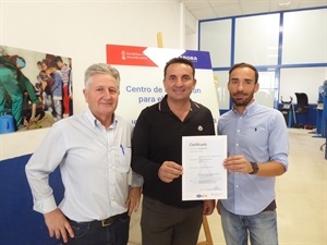 Antonio Piñera, director Escuela de Oficios, con el certificado ISO 9001 junto a Bernabé Cano, alcalde de La Nucía y Serafín López, concejal de Empleo