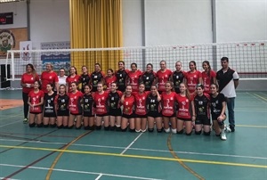 Los dos equipos, Xàtiva y La Nucía, al finalizar el encuentro