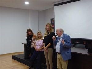 Bobby Setter durante la presentación del documental, junto a Belén Nuñez, pta. Protectora de Animales de La Nucía y Jessica Gommans, concejala de Residentes Extranjeros