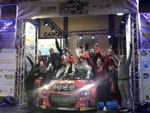Pepe López (Citroën) celebrando el triunfo en el Rallye La Nucía con su equipo