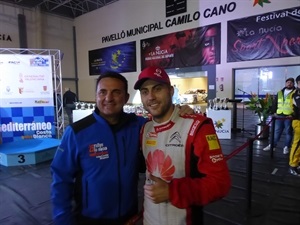 Bernabé Cano, alcalde de La Nucía, felicitando a Pepe López, nuevo campeón de España de Rallyes de Asfalto