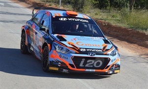 Iván Ares con su Hyundai con su abandono en La Nucía ha perdido también el título nacional, que peleaba con Pepe López