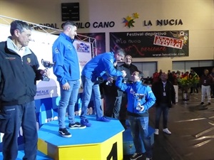 El piloto nuciero Javi Fracés recibe la copa de campeón de manos de Bernabé Cano alcalde de La Nucía