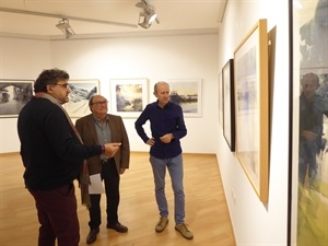 El artista Antonio Requena junto a Francesc Sempere, director Auditori y Pedro Lloret, concejal Cultura, en la apertura de la exposición