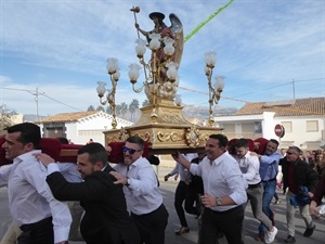Los costaleros han llevado la imagen corriendo por las calles de La Nucía