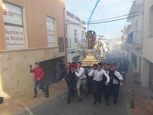 La traca marca el ritmo de esta peculiar carrera de Sant Rafel de La Nucía