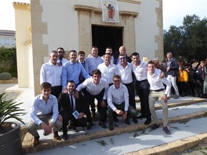 Los costaleros de Sant Rafel tras cumplir con el retorno de la imagen a al ermita