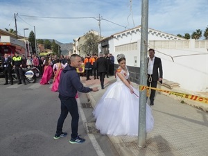 La reina Mari Fernández Jumila encendiendo la mascletà que ponía el final al "Dia de Sant Rafel"