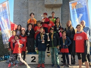 Jessica Gommans, concejala de residentes extranjeros entregó las medallas a las categorías de los más jóvenes federados que participaron en este campeonato