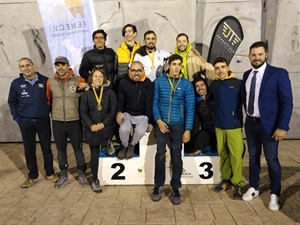 Enrique Sempere, de la FEMECV, Gabriel Ruiz, pte. CEMB, Frederik Herweijer, concejal de comercio entregaron las premios de las categorías absoluta masculina y femenina