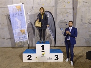 Frederik Herweijer, concejal de comercio junto a Julia Matos, ganadora de la categoría absoluta femenina del Campeonato