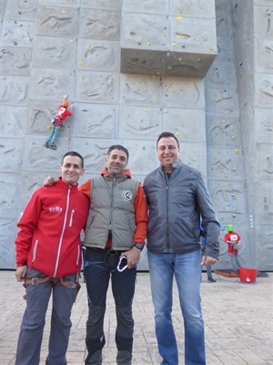 Rafael Sánchez, del CEMB junto a Gabriel Ruiz, pte. CEMB y Sergio Villalba, concejal de deportes en un momento del campeonato