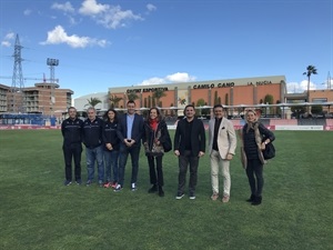 La delegación de la Federación Española de Triatlón y ADESP visitando la Ciutat Esportiva Camilo Cano