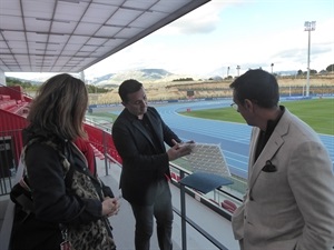José Hidalgo y Mercedes Coghen se interesaron sobre los materiales de pista de atletismo de La Nucía