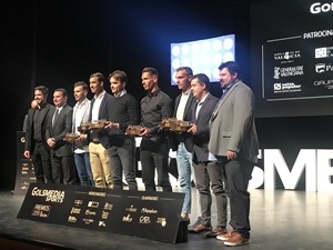 Bernabé Cano, alcalde de La Nucia y Diputado de Deportes, junto a los jugadores del CF La Nucía, Fofo, San Julián, Neftalí y Óscar Fornés premiados anoche