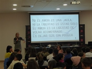 Los escolares han interactuado contestando a las preguntas de los ponentes