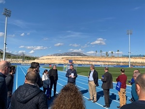 Sergio Villalba, concejal de Deportes, explicando las características de la pista de atletismo de La Nucía