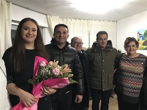 Teresa Mercado Llorens junto a don Juan M. Cortés, párroco de La Nucía, Alejandro Morcillo, pte. Majorals 2020, Mª Dolores Alos, pta. Penya L´Espardenya y Bernabé Cano, alcalde de La Nucía