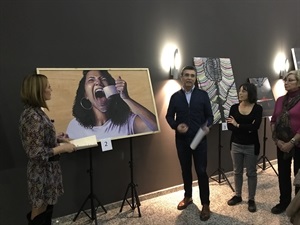 Miguel Soler, padre de Ame Soler, explicando el cuadro de su hija, primer premio de este certamen