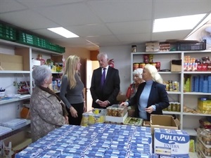 Los representantes del Club Alemán de La Nucía visitando el Programa de Alimentos junto a las concejalas Jessica Gommans y Beatriz Pérez-Hickman