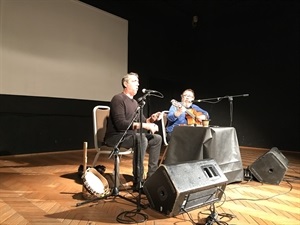 Pep Botifarra y Miquel Gil en su concierto en el Teatre Local El Sindicat