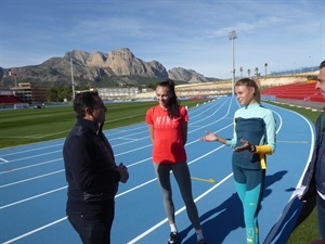 Las dos atletas olímpicas ucranianas hablando con Bernabé Cano, alcalde de La Nucía