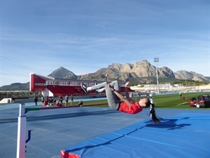 Yryna Geraschenko practicando salto de altura en el Estadi Olímpic Camilo Cano de La Nucía