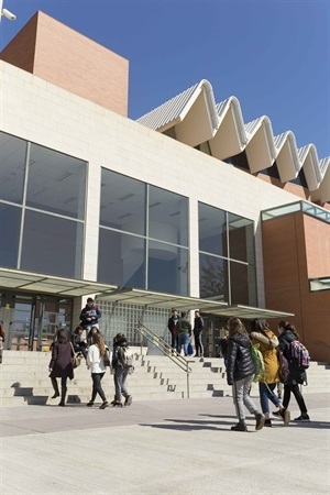 Al Campus de la UMH de Elche donde estudian cada curso universitarios nucieros