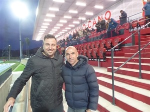 El exjugador del Barça Iván de la Peña junto a Sergio Villalba, concejal de Deportes