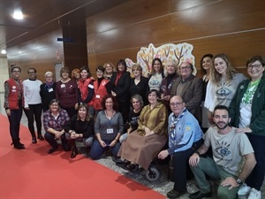 Las 14 asociaciones y ONGs junto a Mercé Pairó, concejala de El Campello, Pedro Lloret y Beatriz Pérez Hickman, concejales de La Nucía