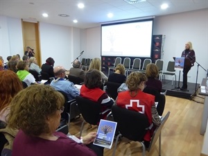 Beatriz Pérez Hickman, concejala de Bienestar Social, al inicio de las presentaciones de las asociaciones de voluntariado