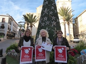 Lina Cano, pta. Junta Local AECC junto a Mª Jesús Jumilla, concejala de Juventud y Beatriz Pérez Hickman, concejala de Bienestar Social