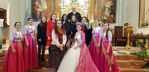 La reina Mari Fernández y sus damas junto a la futura reina Teresa Mercado y su corte de honor y el párroco don Juan Manuel Cortés