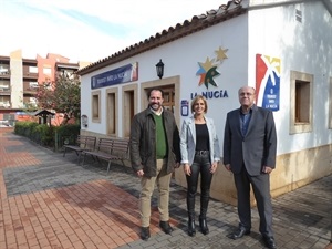 Angel Murcia, coordinador de la Red Tourist Info de la provincia de Alicante. junto a Mª Jesús Jumilla, concejala de Turismo y Toni Buades, Social Media del Ayuntamiento de La Nucía