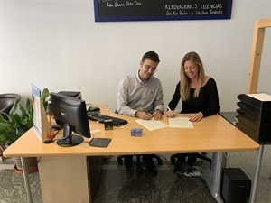Firmando el convenio Juan Manuel Coleto, propietario de Centro Médico La Nucía y Jessica Gommans, concejala de Protección Animal