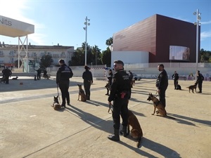 42 policias y 60 perros participan en esta formación