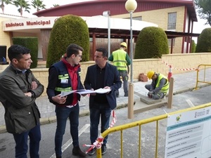 El ingeniero de la obra Eduardo Martínez, explicando los puntos de recarga a Bernabé Cano, alcalde de La Nucía y Miguel Ángel Ivorra, concejal de Urbanismo
