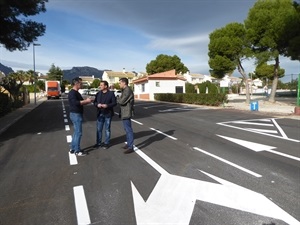 Roberto García, pte. Urb. Puerta de Hierro visitando la zona residencial junto a Miguel A. Ivorra, concejal de Urbanismo y Bernabé Cano, alcalde de La Nucía