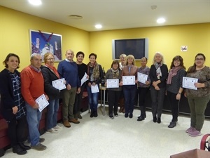 Beatriz Pérez Hickman, concejala de Bienestar Social junto a las personas que han realizado el curso