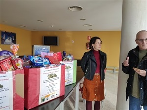 Gary Barr de Giving4Giving haciendo entrega de los 1.000 euros al Programa de Alimentos de La Nucía