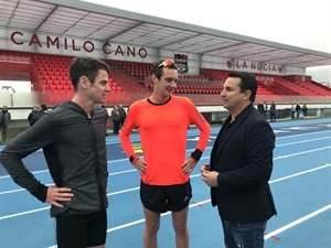 Los triatletas Jonathan y Alistair Brownlee conversando con Bernabé Cano, alcalde de La Nucía