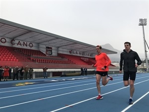Jonathan y Alistair Brownlee entrenando sobre la pista de Atletismo de La Nucía
