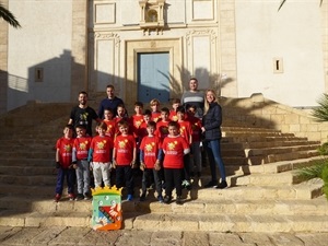 La presentación se realizó en la plaça Major con su monitor Pere Roc II, Juanvi Berenguer y Dani Flores del Club de Pilota Valenciana y la concejala Jessica Gommans