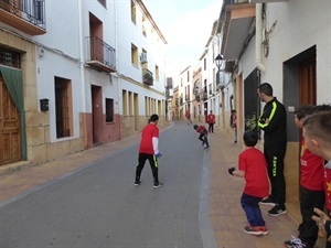 Los alumnos de l'Escola de Pilota jugando en la modalidad de "raspall"