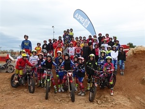 Todos los pilotos y monitores del VII Stage de Trial junto al campeonísimo Toni Bou, la subcampeona del mundo Berta Abellán, Luciano Bonaria, pte. SPEA, Albert Solé, RFME y los concejales Mª Jesús Jumilla y Miguel Ángel Ivorra